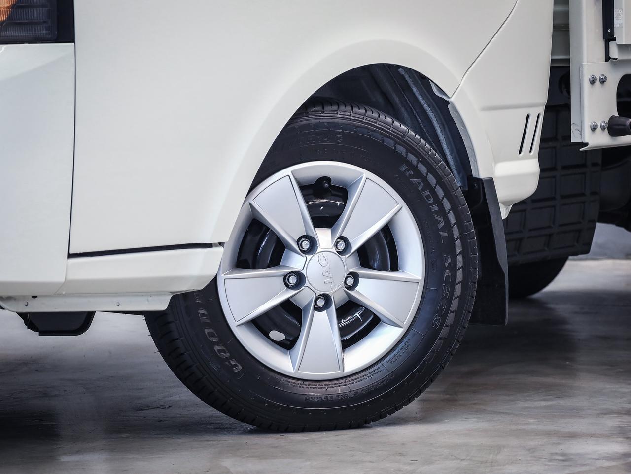 https://img.autotrader.co.za/47933892